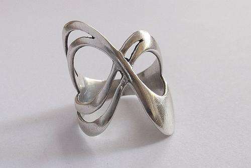 A VERY STYLISH SOLID STERLING SILVER RING WITH LOTS OF CURVES ....SMART !!!