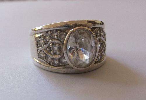 A STUNNING SOLID STERLING SILVER RING SET WITH FACETED CLEAR STONES !!! WOW !!!