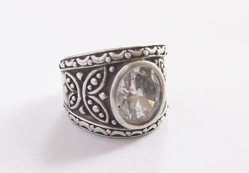 A SUPERB SOLID AND HEAVY STERLING SILVER RING SET WITH A FACETED STONE AND BUTTERFLY MOTIF....MOOI !