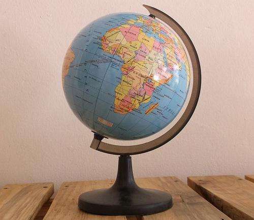 A WORLD GLOBE ON STAND ....COOL DESK ORNAMENT ....NEW OLD STOCK