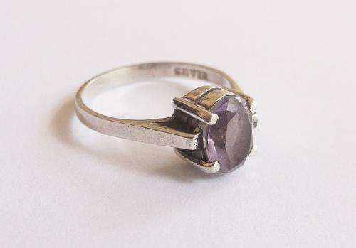 A CHARMING VINTAGE SILVER RING SET WITH A FACETED AMETHYST ....CLASSIC STYLE !!