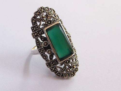 A MAGNIFICENT WIDE SOLID STERLING SILVER RING SET WITH A CABOCHON GREEN STONE AND MARCASITE !!!! WOW