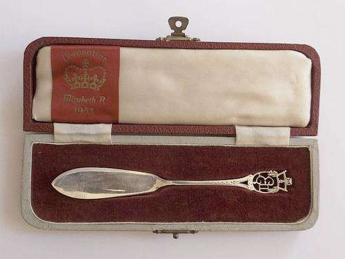 A VERY FANCY BOXED HALLMARKED STERLING SILVER FISH KNIFE COMMEMORATING THE 1953 CORONATION
