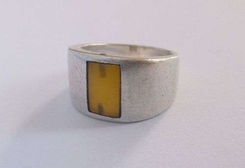 AN AMAZING QUALITY STERLING SILVER RING SET WITH AMBER !!! MUST HAVE !!!