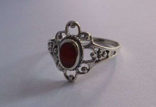 A GREAT LOOKING STERLING SILVER RING WITH LOVELY DETAIL AND RED CENTER ATTRACTION !!