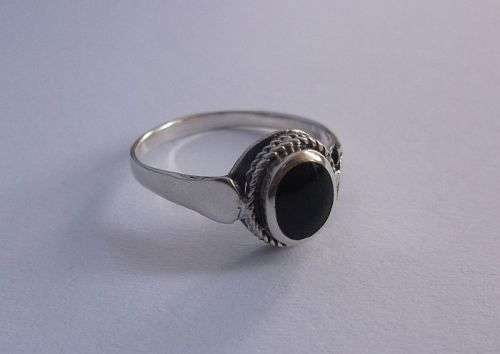 A STYLISH SOLID STERLING SILVER RING WITH AN ONYX LOOK CENTER ....QUALITY ITEM...LOW POSTAGE !!!