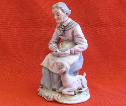 A LOVELY VINTAGE GRANDMOTHER / OUMA PORCELAIN STATUE ....UNKNOWN MAKERS MARK...PERFECT !!!