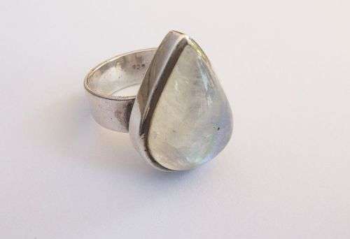 A STUNNING HEAVY STERLING SILVER RING SET WITH A TEARDROP SHAPED CABOCHON MOONSTONE !!! WOW !!!