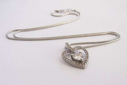 A GORGEOUS QUALITY STERLING SILVER SNAKE NECKLACE WITH AMERICAN SWISS FACETED STONE HEART PENDANT