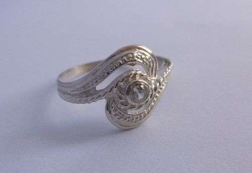 A CLASSY SOLID STERLING SILVER RING WITH LOVELY CURVES AND FACETED CLEAR STONE !!! WOW !!!!