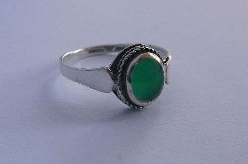 A GREAT LOOKING SOLID STERLING SILVER RING SET WITH A GREEN STONE...SMOOTH AND EYE CATCHING !!