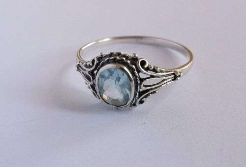 AN EXCEPTIONAL SOLID STERLING SILVER RING WITH LOTS OF DETAIL AND FACETED PALE BLUE STONE !!!