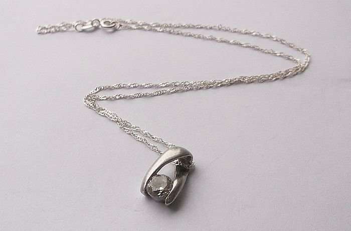 A DAINTY STERLING SILVER NECKLACE WITH AN ELEGANT FACETED STONE SET STERLING SILVER PENDANT !!! NICE
