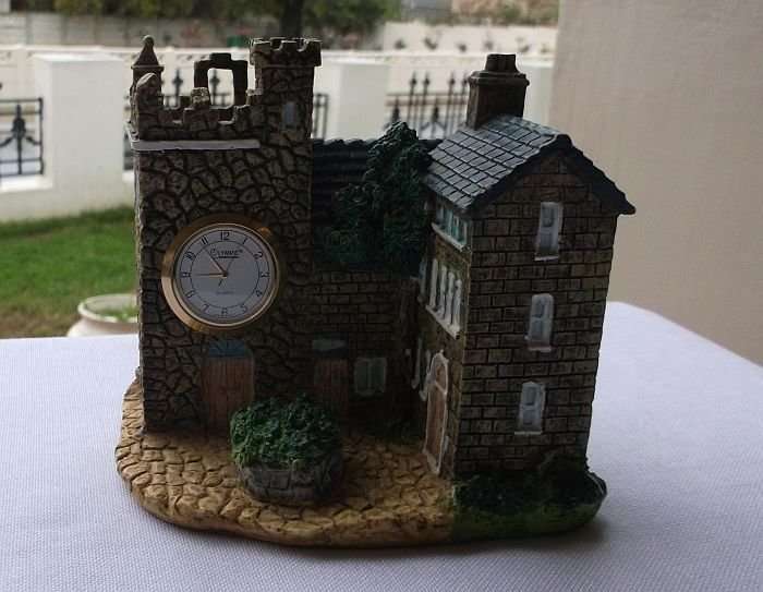 A CUTE WELL DETAILED VINTAGE MINIATURE COUNTRY HOUSE WITH A QUARTZ CLOCK ...MUST SEE !!
