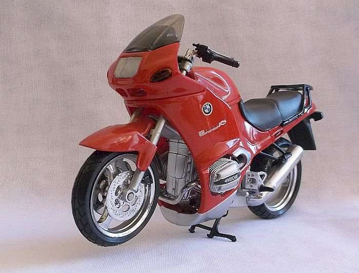 AN AWESOME 1:18 SCALE DIE CAST METAL MODEL OF A BMW 1100 RS MOTORCYCLE !!!! WICKED !!!