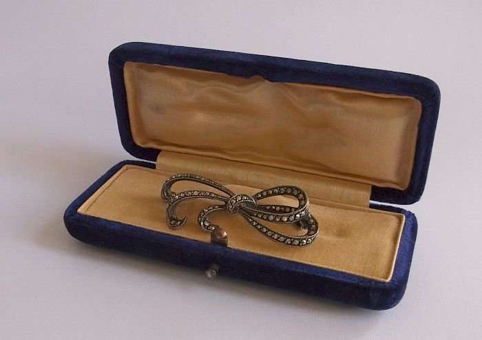 A STUNNING VINTAGE STERLING SILVER BROOCH IN BOW FORM SET WITH LOTS OF MARCASITE !! WOW !!