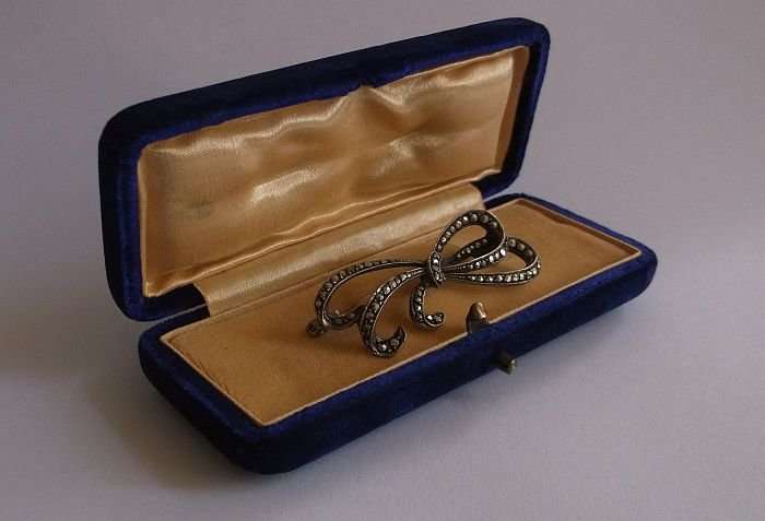A STUNNING VINTAGE STERLING SILVER BROOCH IN BOW FORM SET WITH LOTS OF MARCASITE !! WOW !!