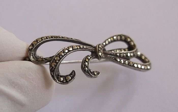 A STUNNING VINTAGE STERLING SILVER BROOCH IN BOW FORM SET WITH LOTS OF MARCASITE !! WOW !!