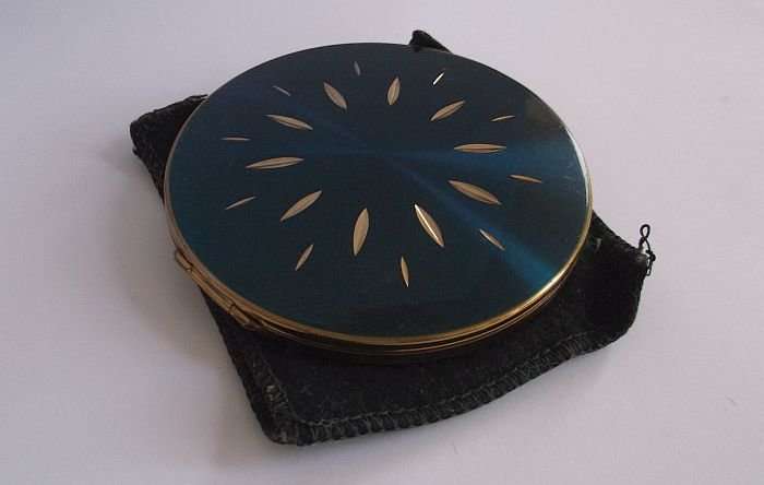 AN EYE CATCHING VINTAGE POWDER COMPACT BY STRATTON OF ENGLAND ....WITH POUCH