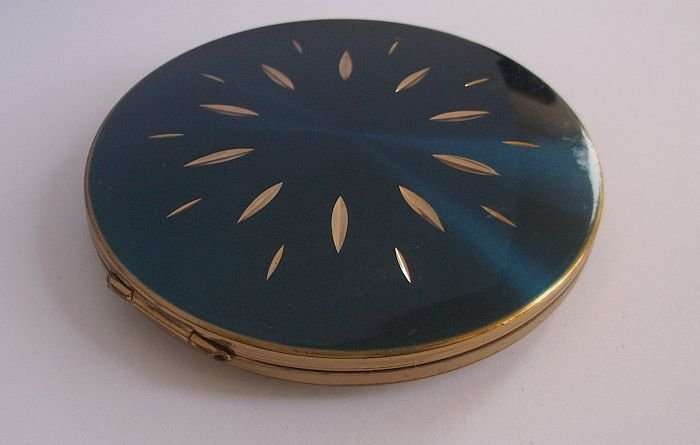 AN EYE CATCHING VINTAGE POWDER COMPACT BY STRATTON OF ENGLAND ....WITH POUCH
