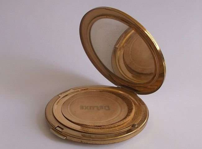 AN EYE CATCHING VINTAGE POWDER COMPACT BY STRATTON OF ENGLAND ....WITH POUCH