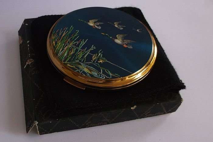 A BEAUTIFUL VINTAGE POWDER COMPACT BY STRATTON OF ENGLAND ,,,ORIGINAL POUCH AND BOX,,,DUCKS !!!