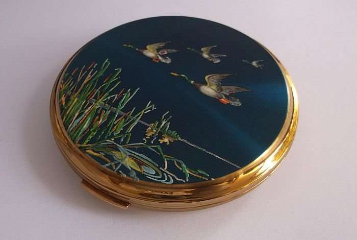 A BEAUTIFUL VINTAGE POWDER COMPACT BY STRATTON OF ENGLAND ,,,ORIGINAL POUCH AND BOX,,,DUCKS !!!