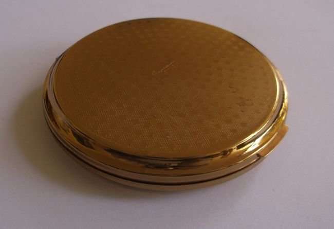 A BEAUTIFUL VINTAGE POWDER COMPACT BY STRATTON OF ENGLAND ,,,ORIGINAL POUCH AND BOX,,,DUCKS !!!