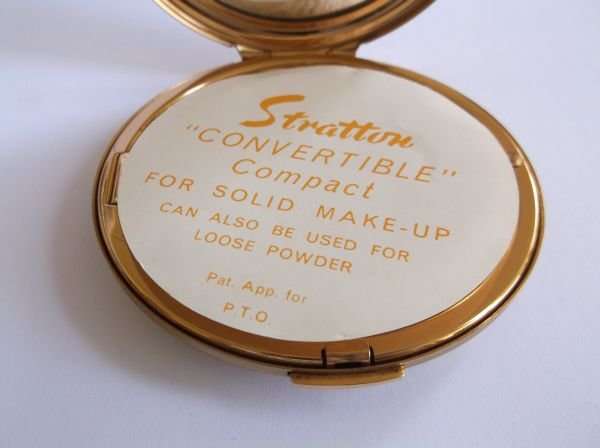 A BEAUTIFUL VINTAGE POWDER COMPACT BY STRATTON OF ENGLAND ,,,ORIGINAL POUCH AND BOX,,,DUCKS !!!