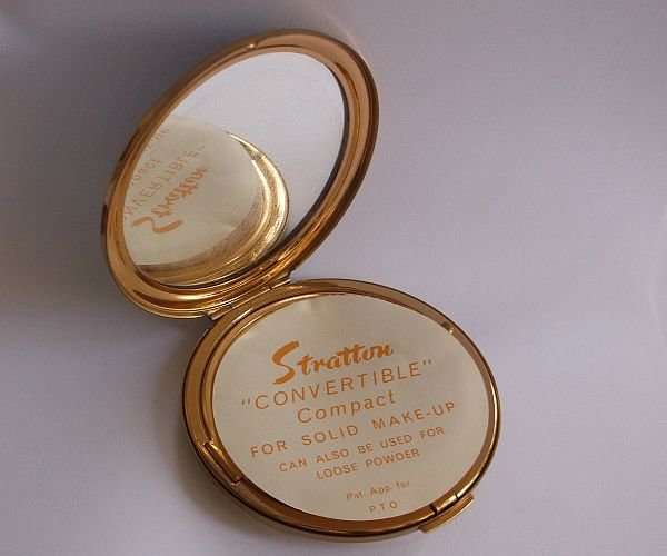A BEAUTIFUL VINTAGE POWDER COMPACT BY STRATTON OF ENGLAND ,,,ORIGINAL POUCH AND BOX,,,DUCKS !!!