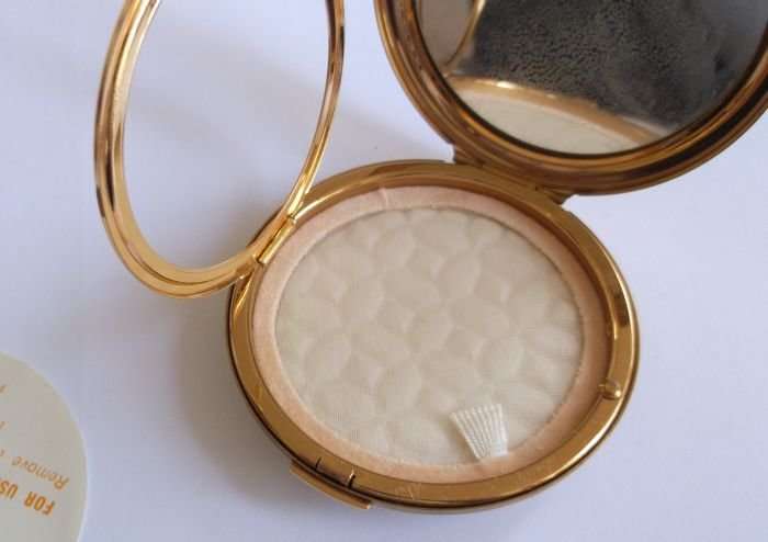 A BEAUTIFUL VINTAGE POWDER COMPACT BY STRATTON OF ENGLAND ,,,ORIGINAL POUCH AND BOX,,,DUCKS !!!