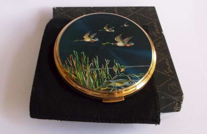 A BEAUTIFUL VINTAGE POWDER COMPACT BY STRATTON OF ENGLAND ,,,ORIGINAL POUCH AND BOX,,,DUCKS !!!