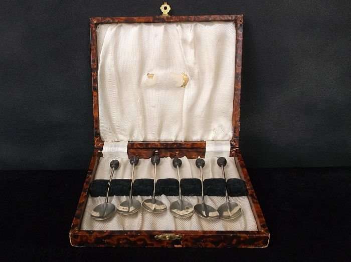 A MARVELOUS RARE HALLMARKED SILVER SPOON SET IN ORIGINAL BOX ...1925...ADIE BROS !!! COOL !!!