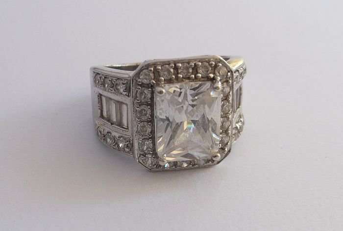 STUNNER !!! A SOLID STERLING SILVER RING WITH LOTS OF FACETED CLEAR STONES - MADE FOR AMERICAN SWISS