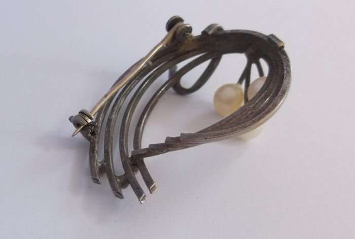 CLASSIC FIND !!! A VINTAGE SILVER BROOCH SET WITH GENUINE PEARLS....WOW !!!