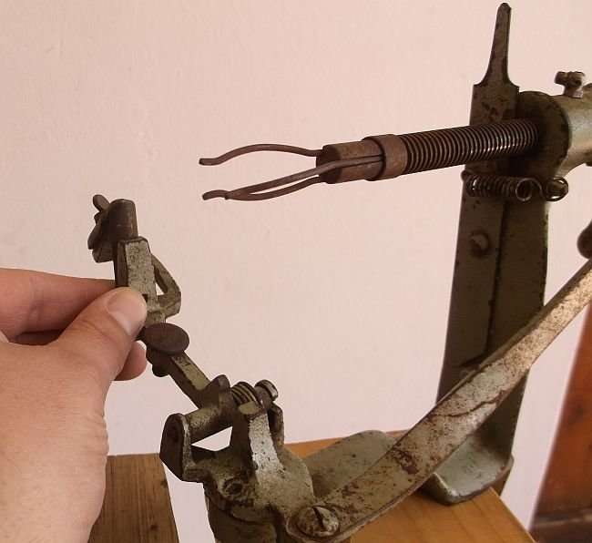 AN EXTREMELY RARE OLD FRUIT / VEGETABLE PEELER