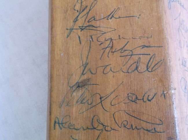 AWESOME !!! VINTAGE 1957 CRICKET BAT AUTOGRAPHED !!! GRIQUAS VS MARYLEBONE @ DE BEERS STADIUM !!!WOW