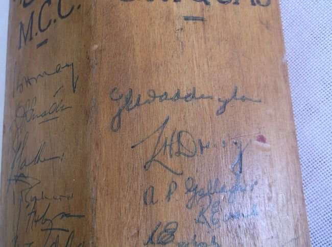 AWESOME !!! VINTAGE 1957 CRICKET BAT AUTOGRAPHED !!! GRIQUAS VS MARYLEBONE @ DE BEERS STADIUM !!!WOW