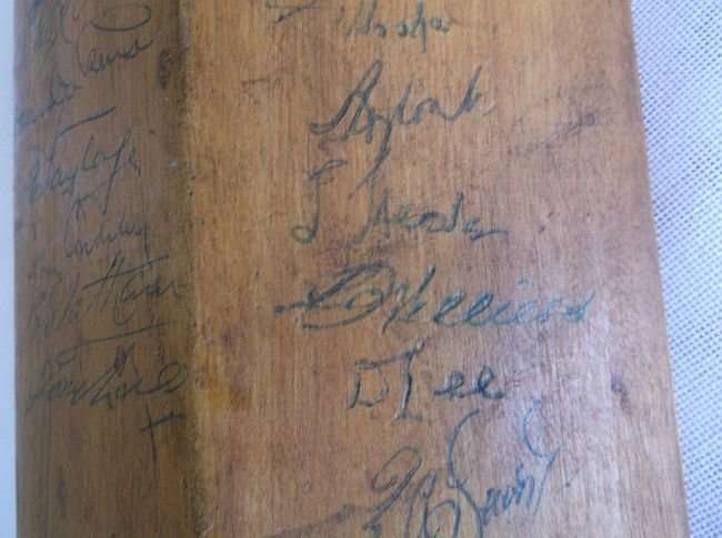 AWESOME !!! VINTAGE 1957 CRICKET BAT AUTOGRAPHED !!! GRIQUAS VS MARYLEBONE @ DE BEERS STADIUM !!!WOW