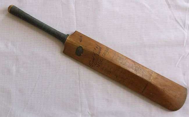 AWESOME !!! VINTAGE 1957 CRICKET BAT AUTOGRAPHED !!! GRIQUAS VS MARYLEBONE @ DE BEERS STADIUM !!!WOW