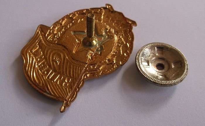 A GREAT QUALITY VINTAGE RUSSIAN ENAMEL ON METAL BADGE ...CCCP ....EXCELLENT CONDITION
