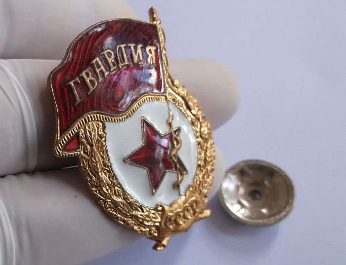 A GREAT QUALITY VINTAGE RUSSIAN ENAMEL ON METAL BADGE ...CCCP ....EXCELLENT CONDITION