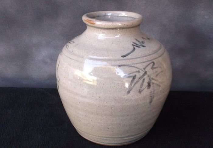 A RARE POTTERY VASE BY SA ARTIST / POTTER DAAN VERWEY