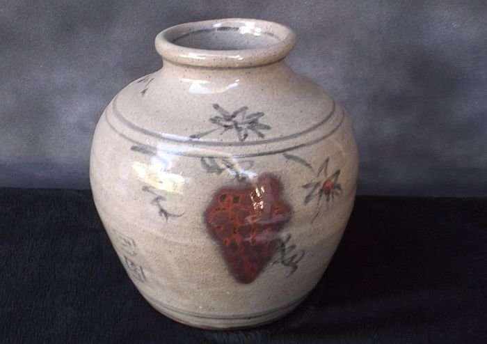 A RARE POTTERY VASE BY SA ARTIST / POTTER DAAN VERWEY