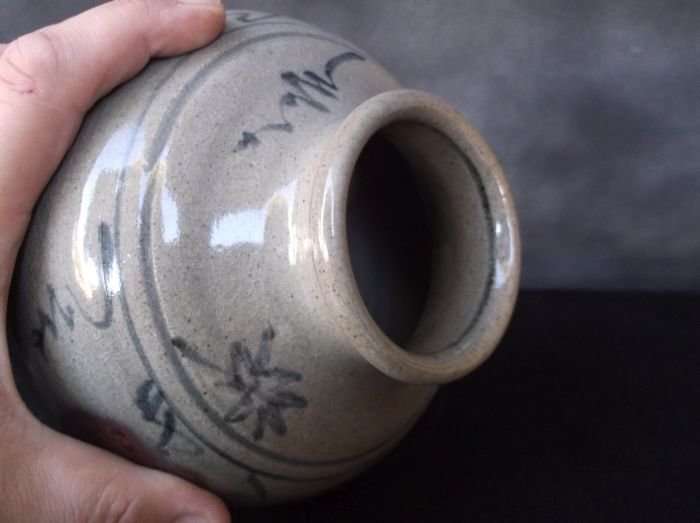 A RARE POTTERY VASE BY SA ARTIST / POTTER DAAN VERWEY