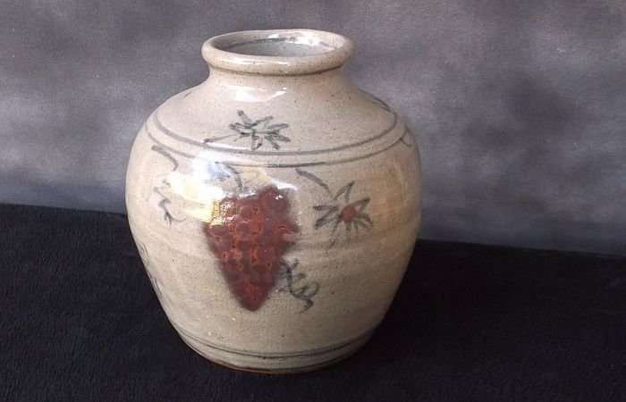A RARE POTTERY VASE BY SA ARTIST / POTTER DAAN VERWEY