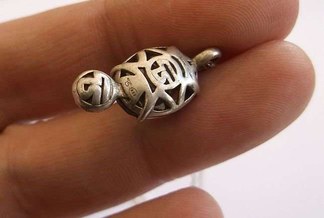 A STERLING SILVER NECKLACE WITH A DESIGNER STAMPED STERLING SILVER GEMSTONE PENDANT