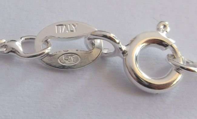 A STERLING SILVER NECKLACE WITH A DESIGNER STAMPED STERLING SILVER GEMSTONE PENDANT