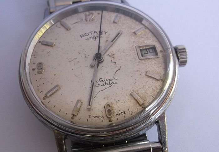 A GREAT LOOKING WORKING VINTAGE MENS WIND UP ROTARY WRISTWATCH WITH DATE WINDOW...WOW !!!!