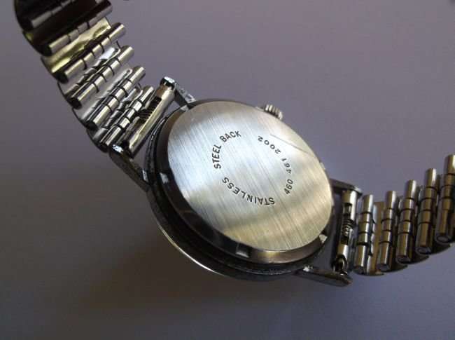 A GREAT LOOKING WORKING VINTAGE MENS WIND UP ROTARY WRISTWATCH WITH DATE WINDOW...WOW !!!!